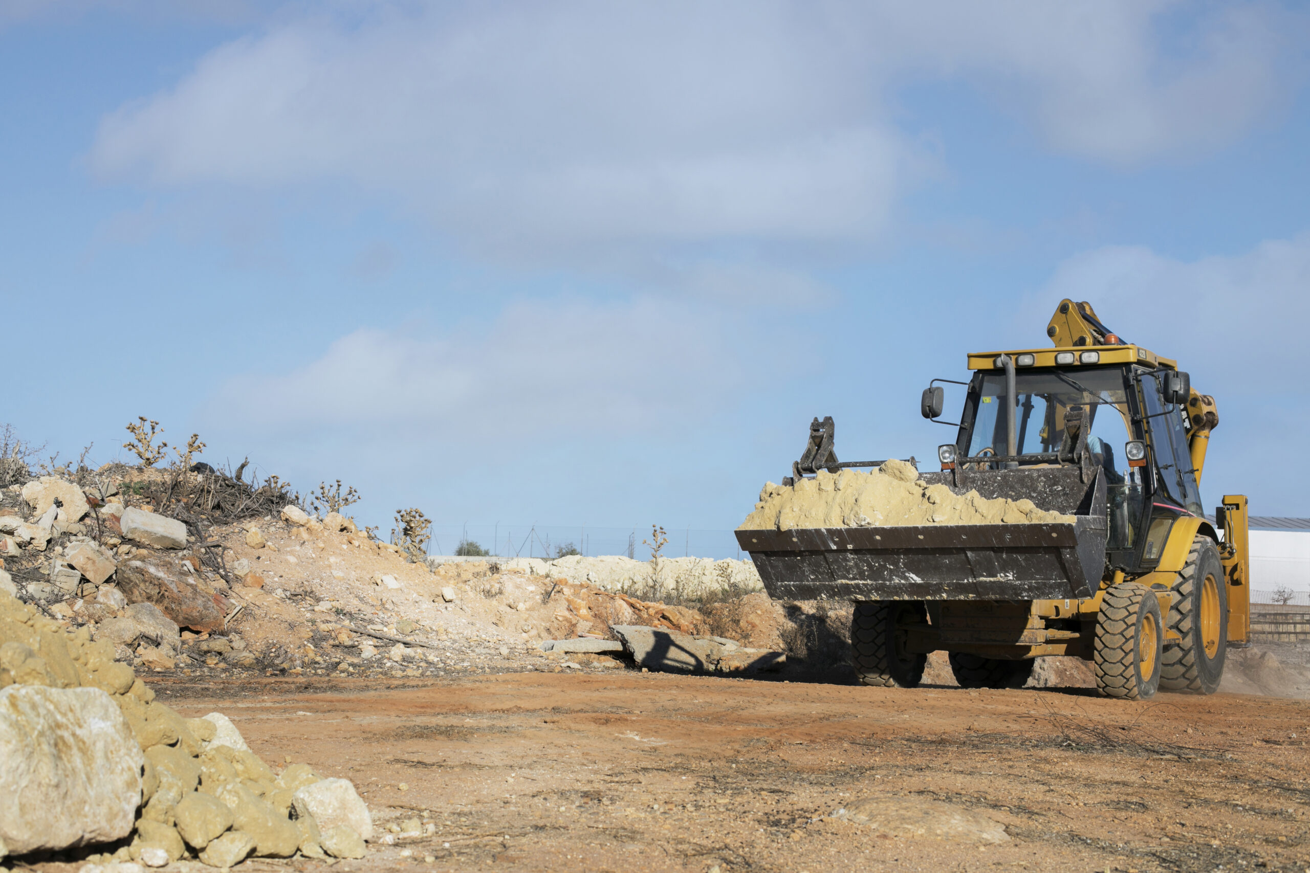 heavy-excavator-for-digging-on-day-light